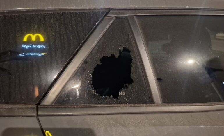 Ladri e vandali scatenati: auto nel mirino, allarme nel parcheggio del McDonald’s a Licola – LE FOTO