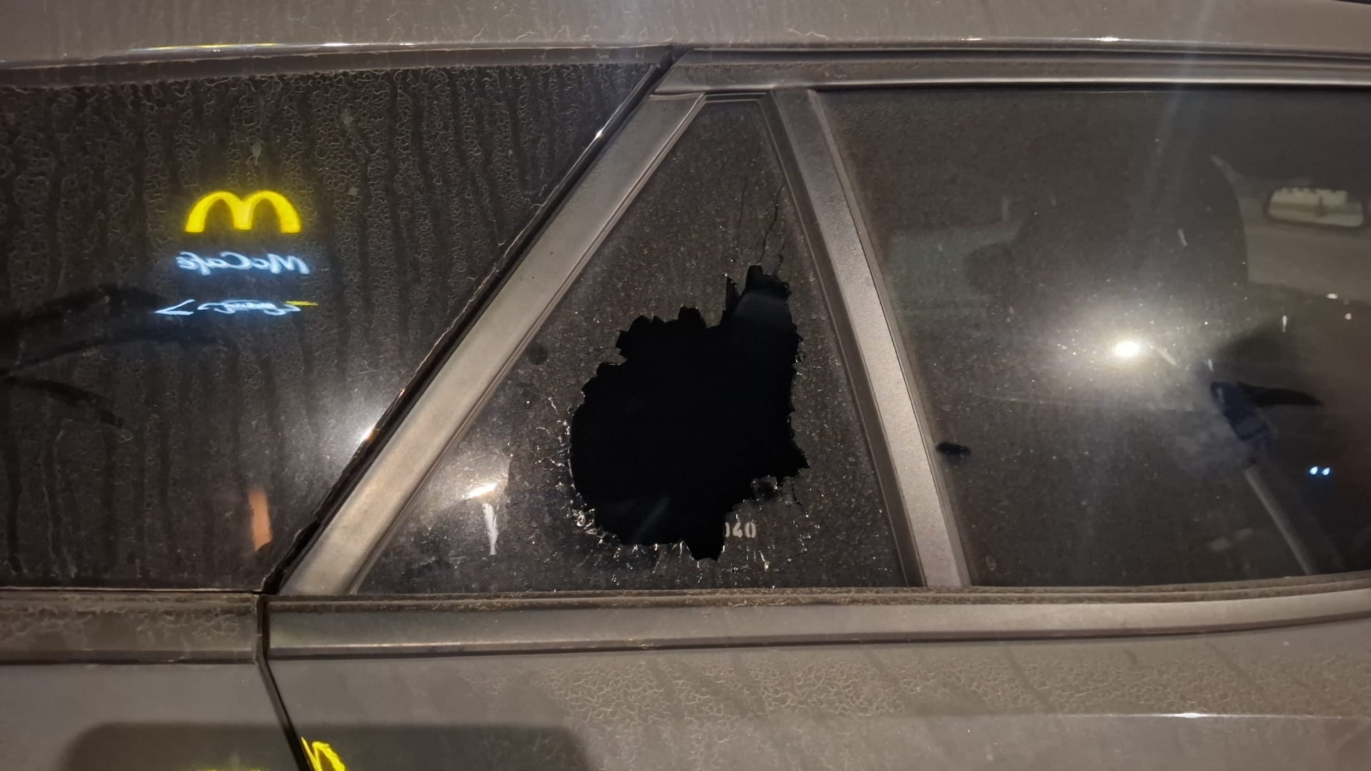 Ladri e vandali scatenati: auto nel mirino, allarme nel parcheggio del McDonald’s a Licola – LE FOTO