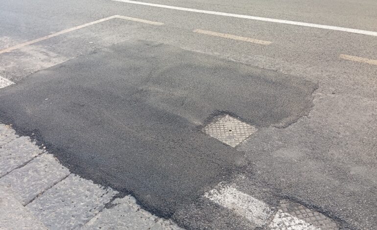 «A Pozzuoli aggiusti una strada ma alla prima pioggia si rompe»