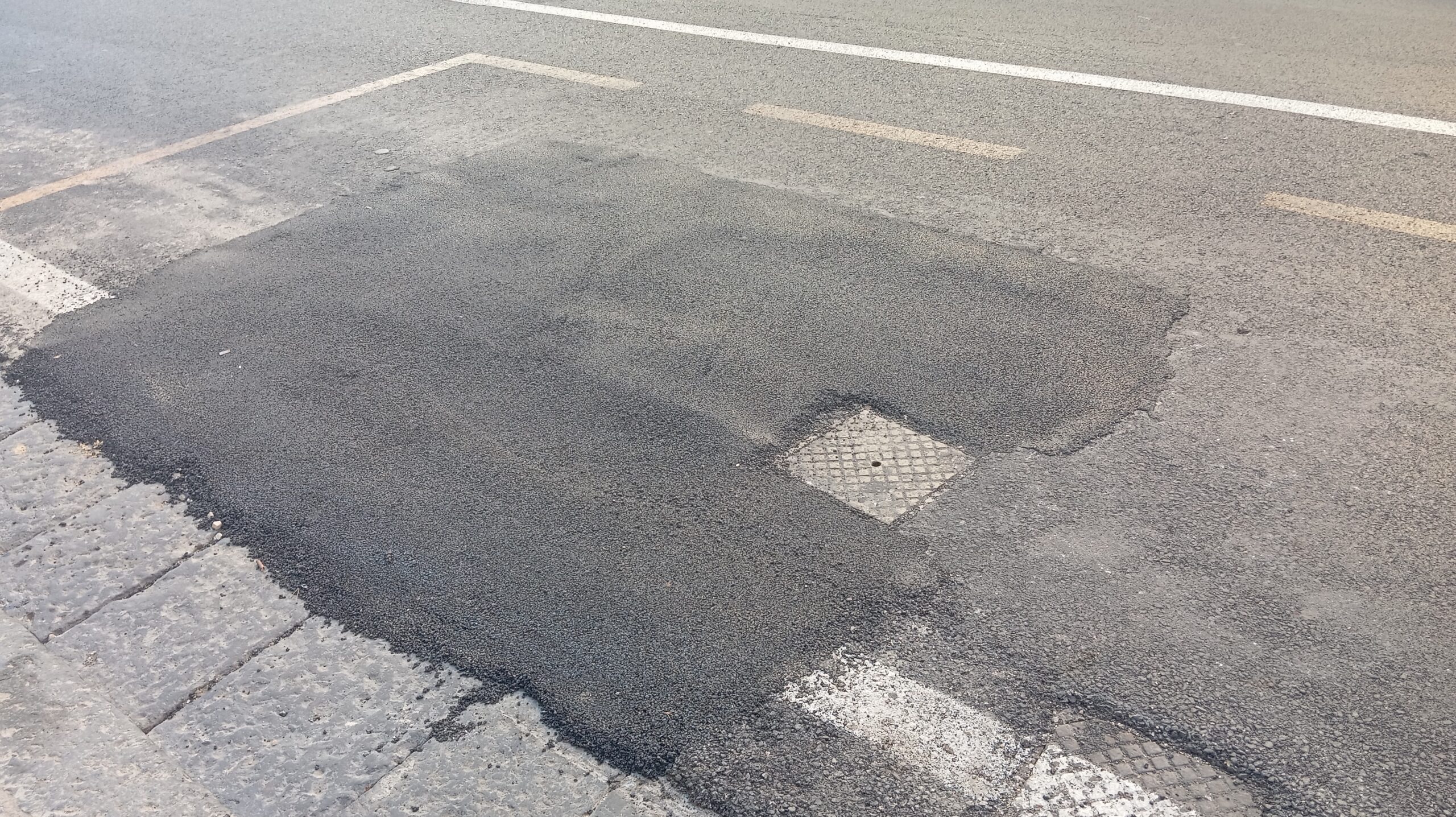 «A Pozzuoli aggiusti una strada ma alla prima pioggia si rompe»