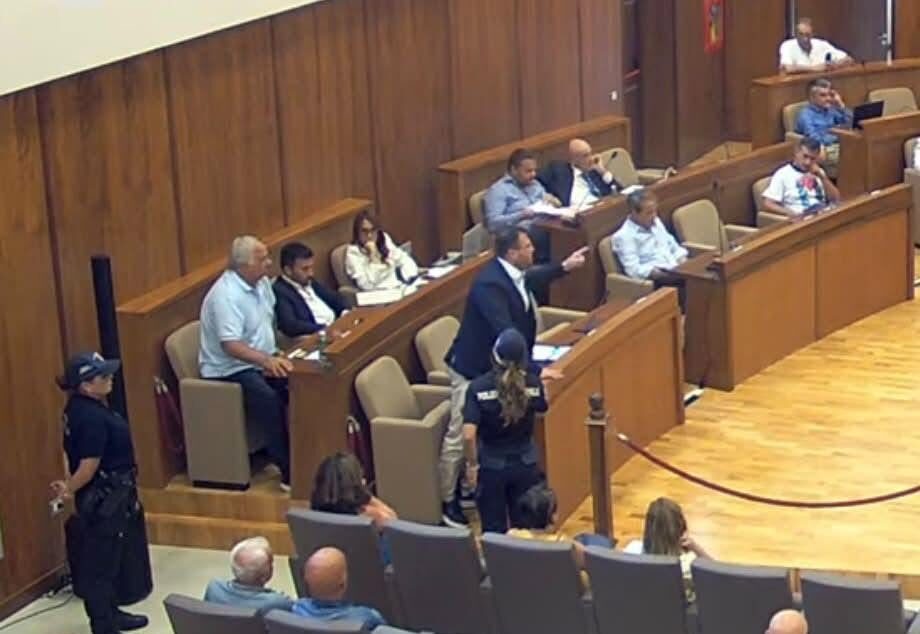 Alta tensione in consiglio comunale, arriva la Polizia Municipale. Volpe denuncia «Negato il diritto di replica»