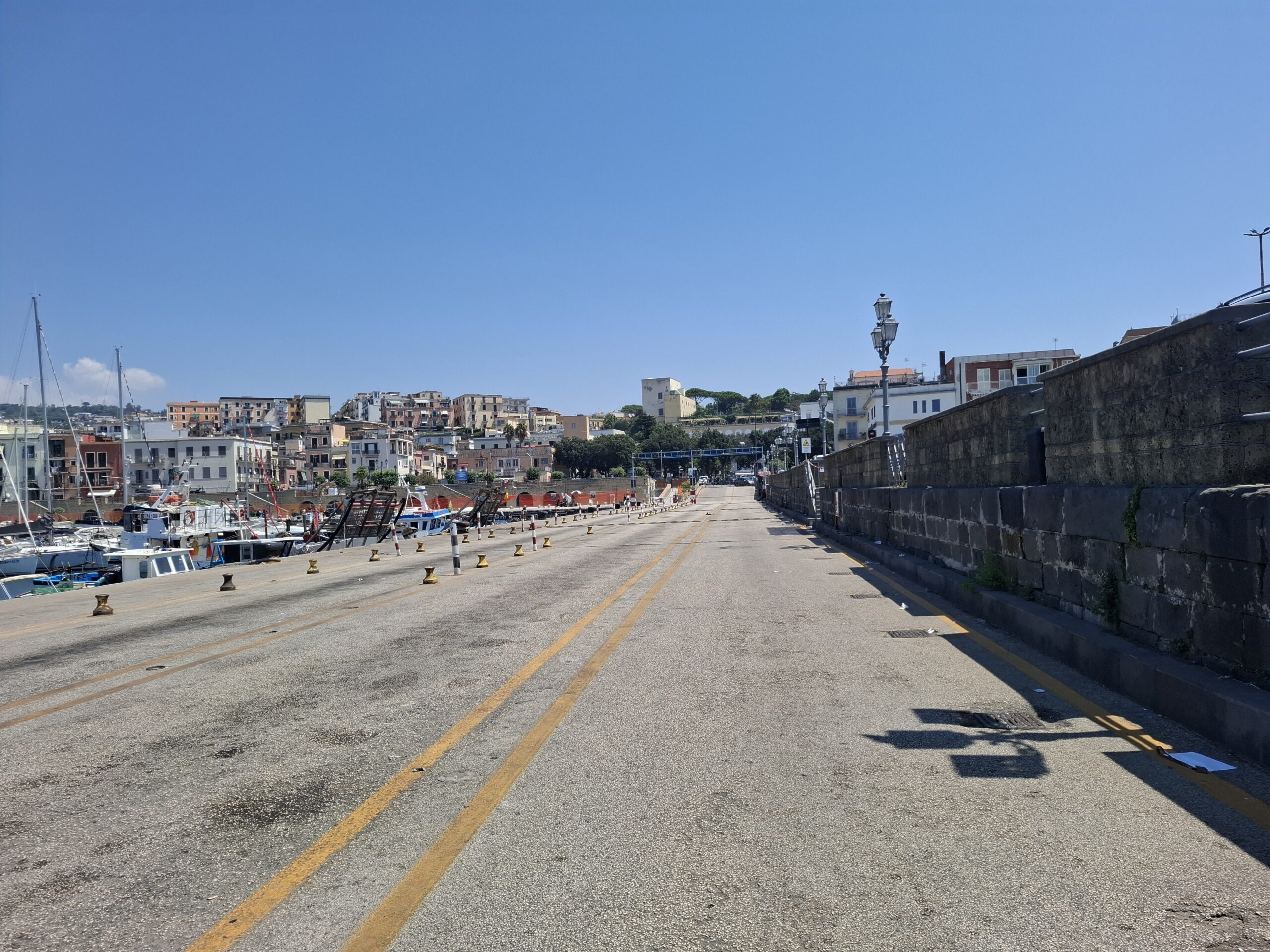 Chiuso il porto di Pozzuoli: traffico marittimo dirottato a Napoli