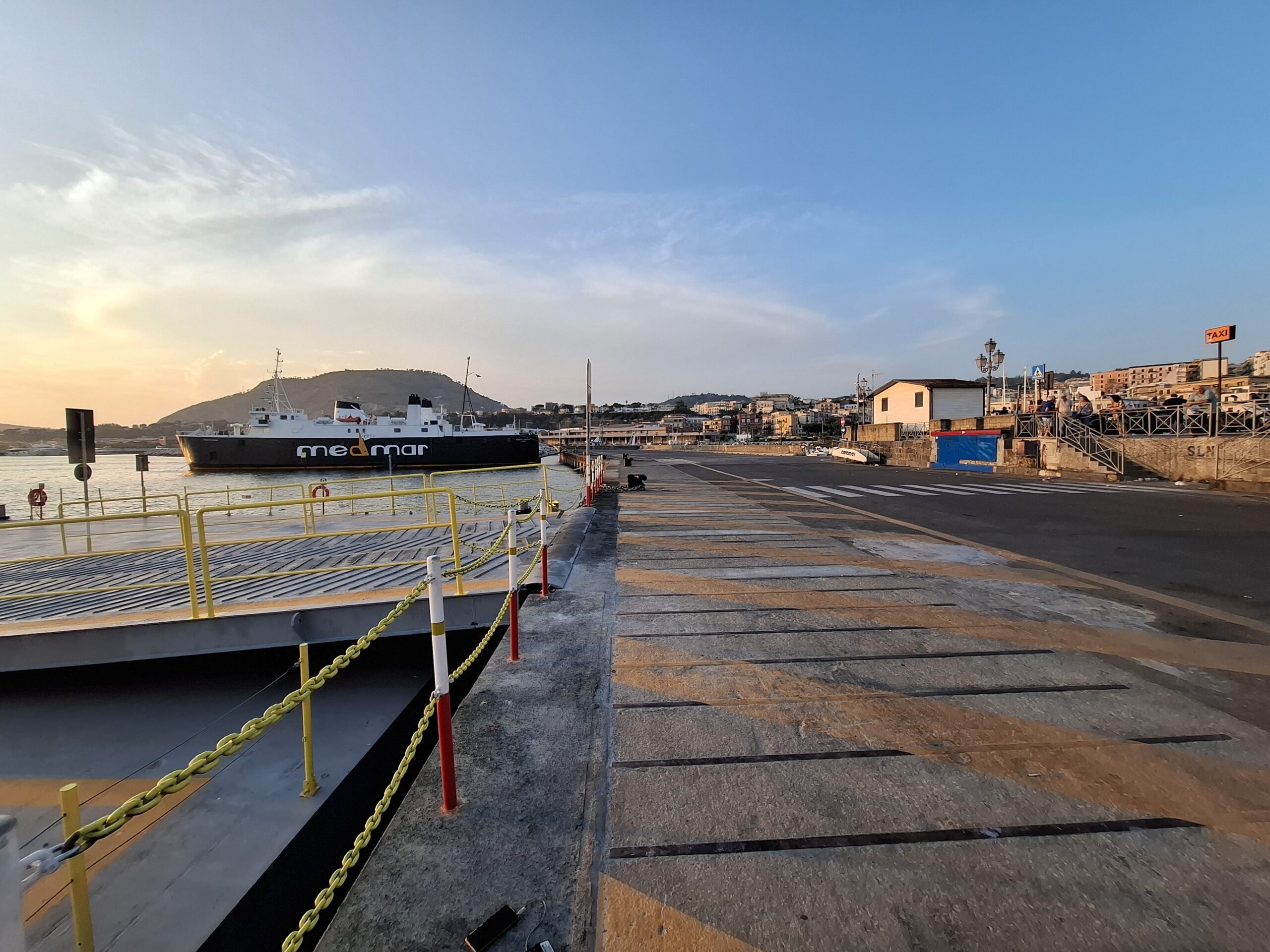 Protesta degli autotrasportatori contro il blocco al porto di Pozzuoli