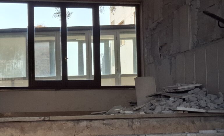 Tredici scuole inagibili a Pozzuoli, 700 persone sfollate. Chiusi gli uffici di INPS, ASL e Poste, 14 chiese danneggiate