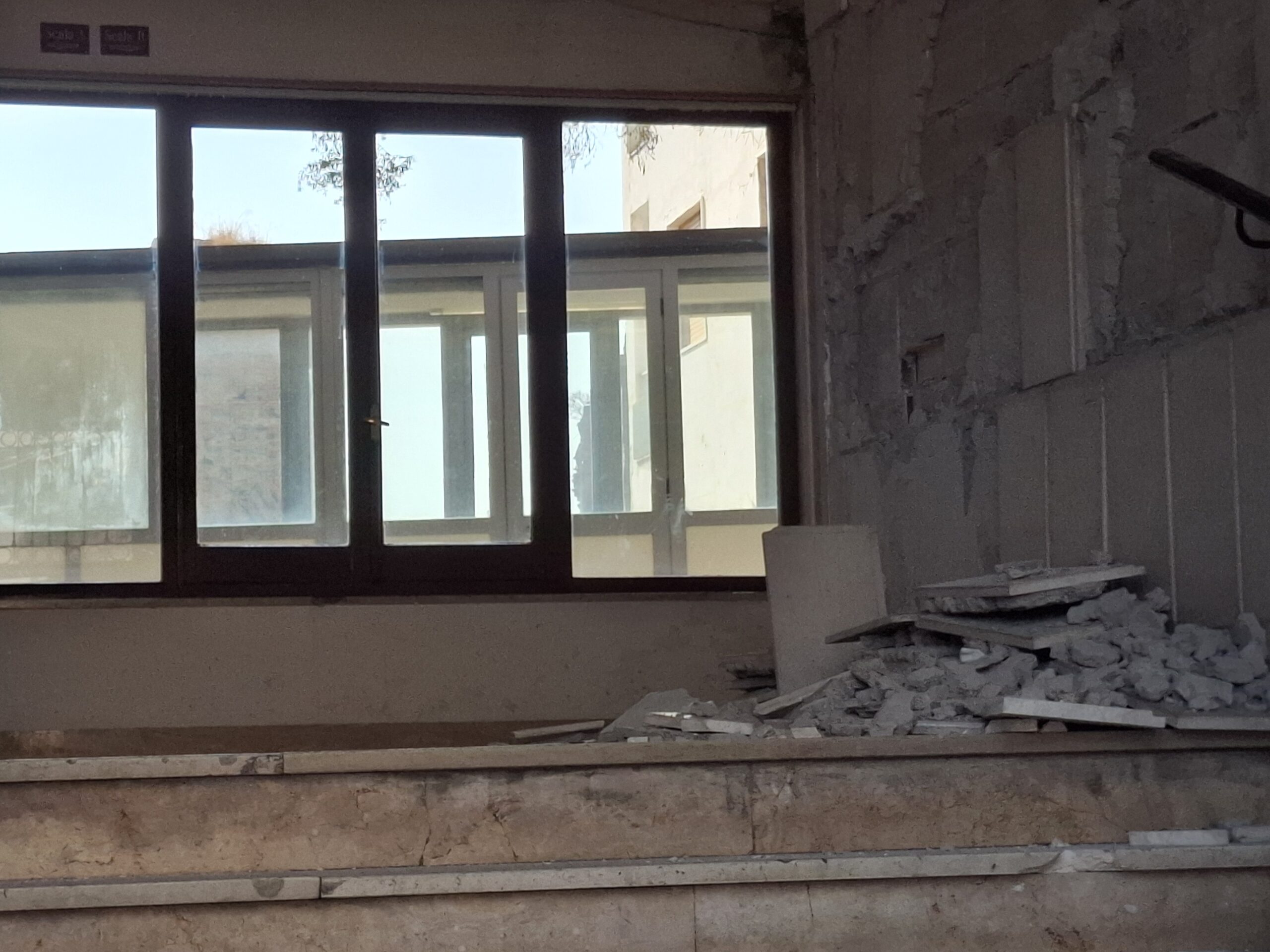 Tredici scuole inagibili a Pozzuoli, 700 persone sfollate. Chiusi gli uffici di INPS, ASL e Poste, 14 chiese danneggiate