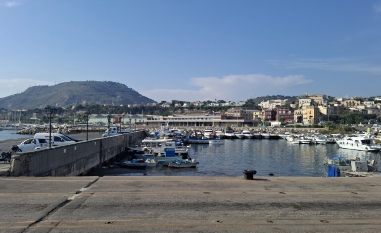 POZZUOLI/ «Parcheggiatore abusivo davanti Piazza a Mare»