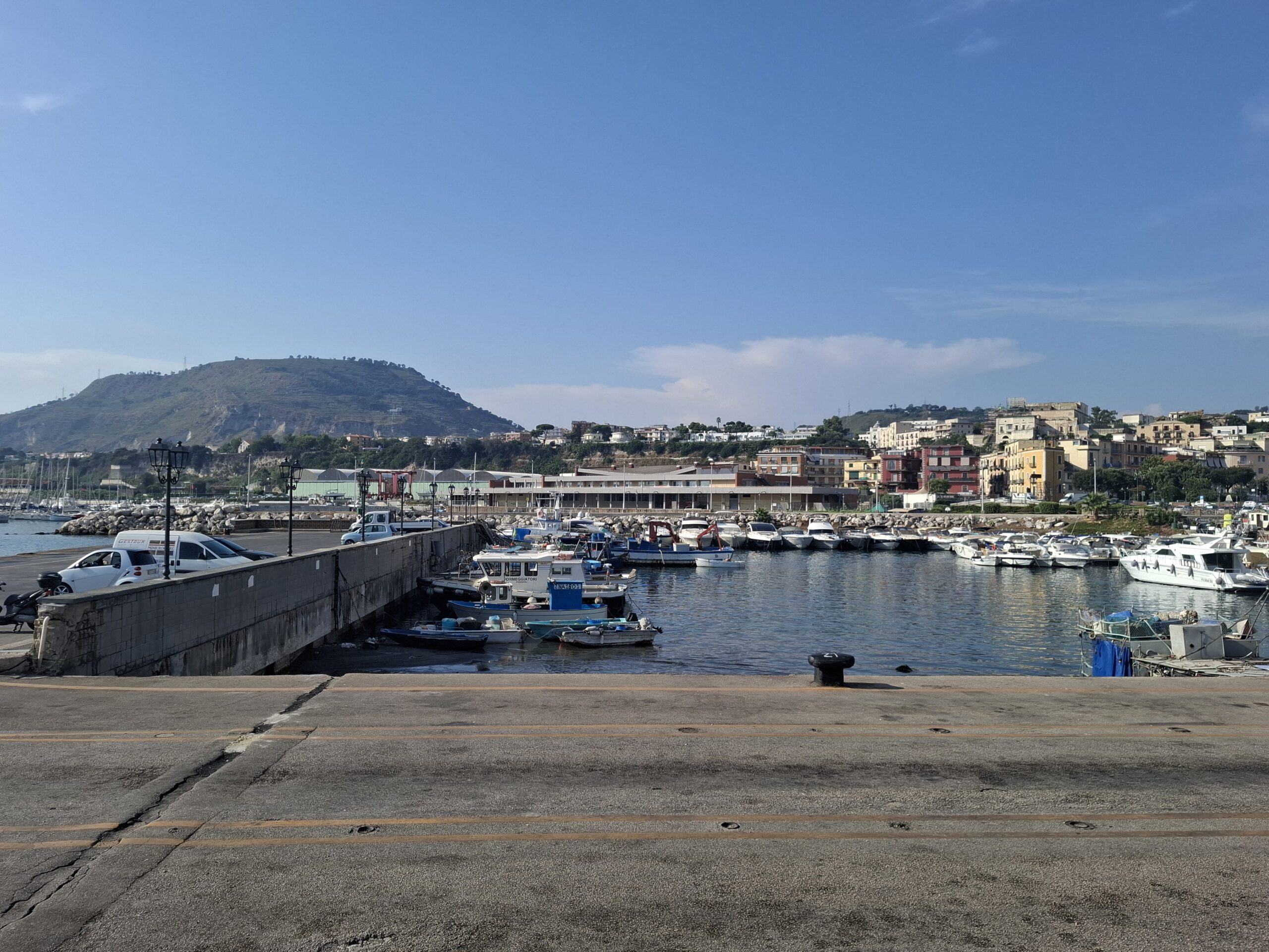 POZZUOLI/ «Parcheggiatore abusivo davanti Piazza a Mare»