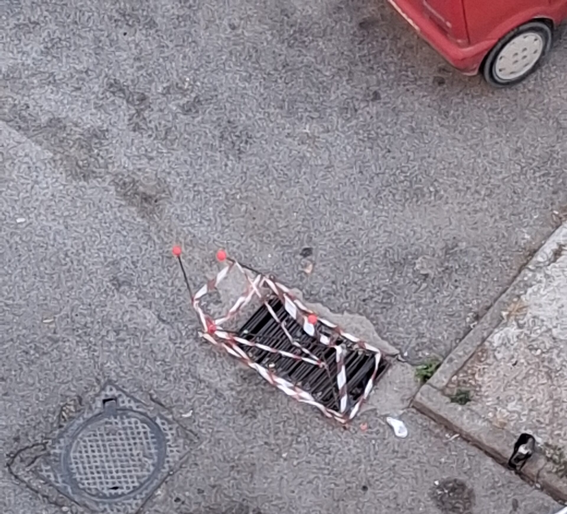 POZZUOLI/ La denuncia: «Bambina rimasta incastrata in un tombino al Rione Toiano»