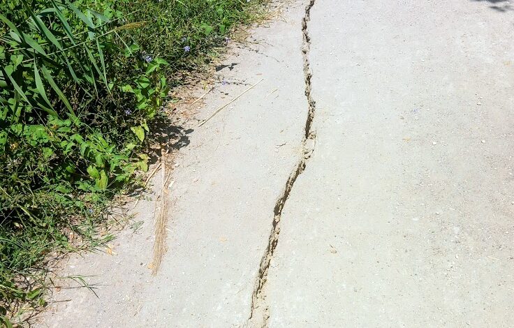 Il bradisismo spacca la terra: profonde crepe lungo il Lago d’Averno – LE FOTO
