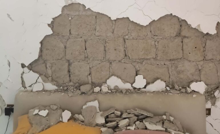 Casa distrutta dalla scossa a Pozzuoli, l’urlo di dolore di un padre «Mio figlio disabile senza macchinari» – LE FOTO