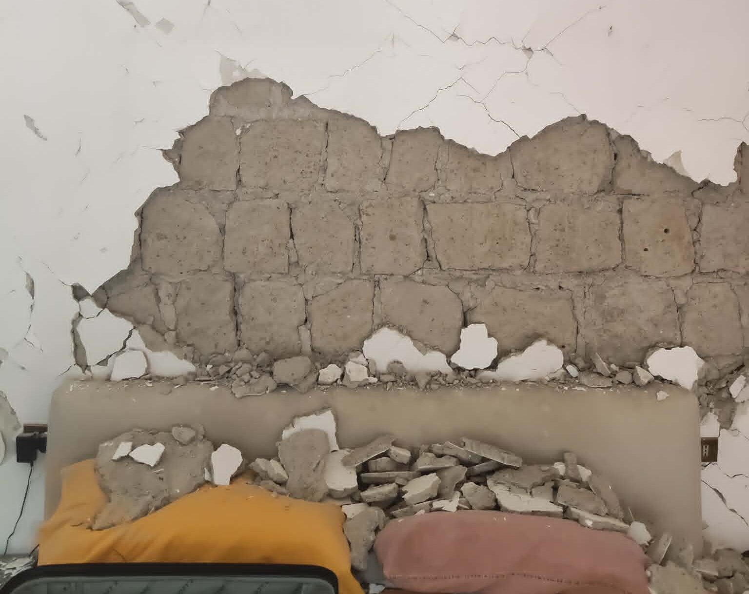 Casa distrutta dalla scossa a Pozzuoli, l’urlo di dolore di un padre «Mio figlio disabile senza macchinari» – LE FOTO