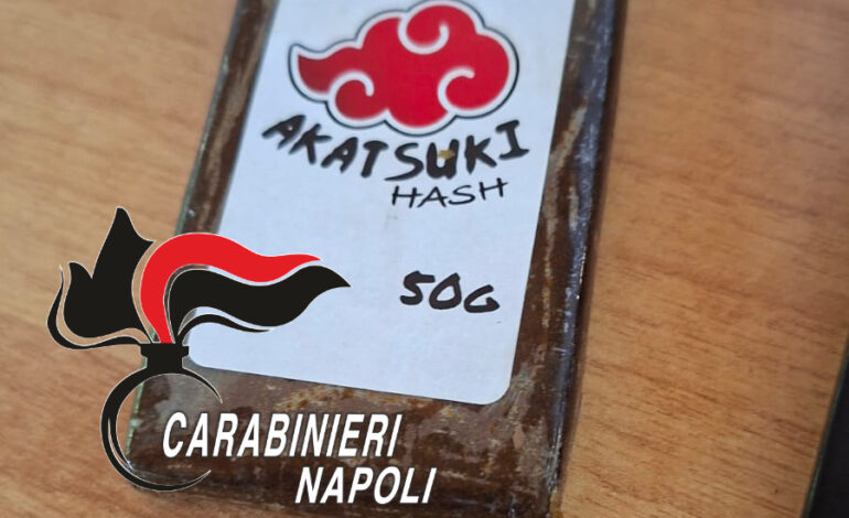 Panetti di hashish marchiati “Naruto”: blitz a Varcaturo, coppia arrestata