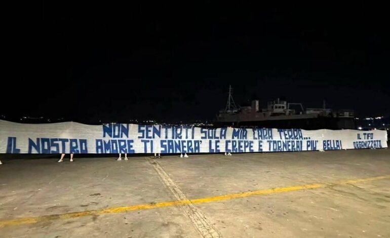 Striscione dei tifosi al porto di Pozzuoli «Non sentirti sola mia cara terra»