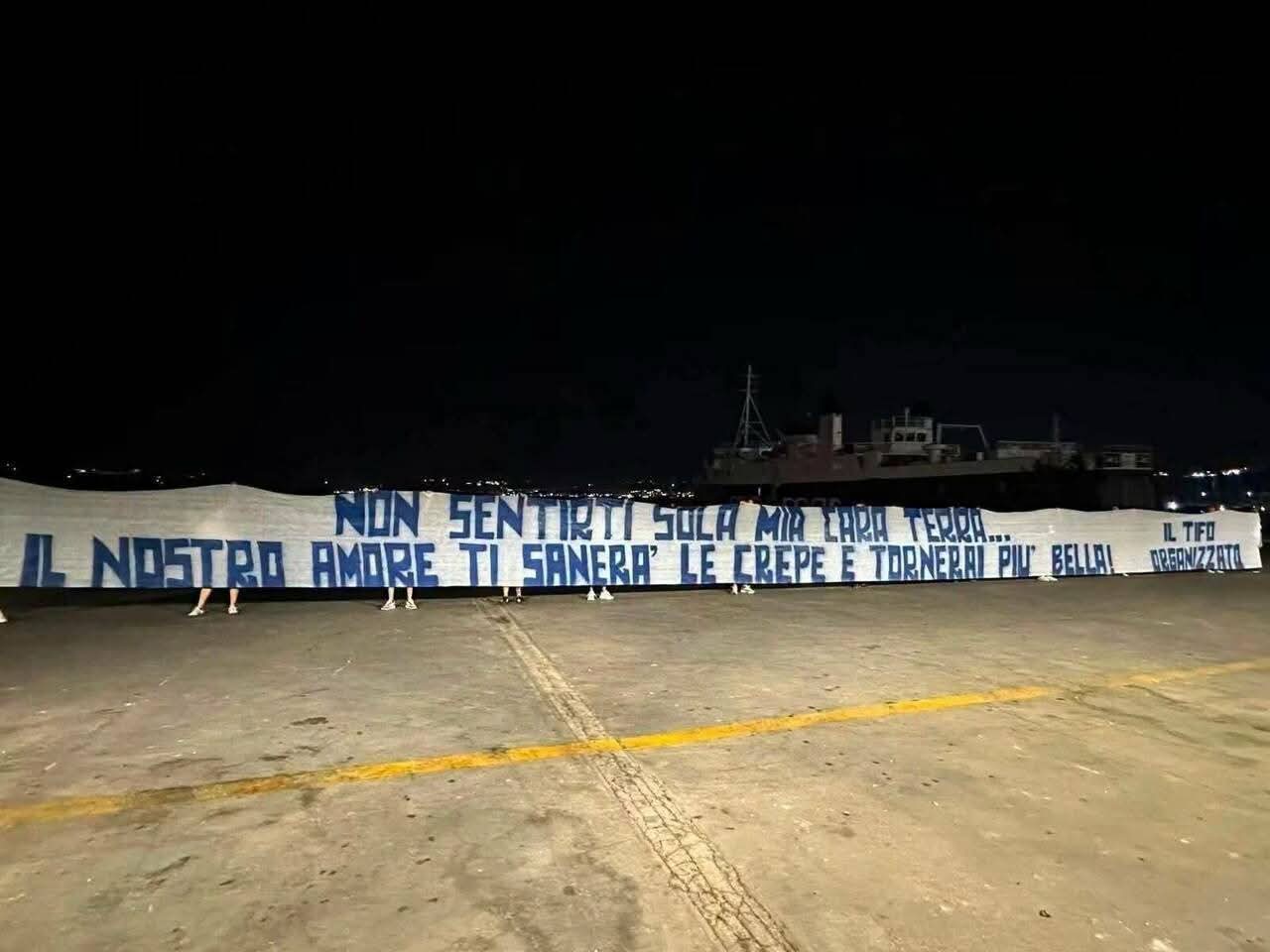 Striscione dei tifosi al porto di Pozzuoli «Non sentirti sola mia cara terra»