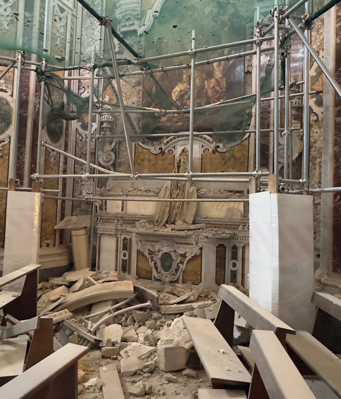 Danneggiata la parrocchia di San Raffaele a Pozzuoli. Il Vescovo Villano «Le porte delle nostre chiese sono aperte»
