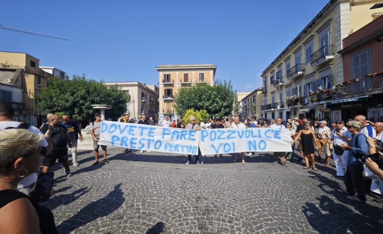 «Dovete fare presto. Pozzuoli c’è, voi no» Iniziata manifestazione in piazza