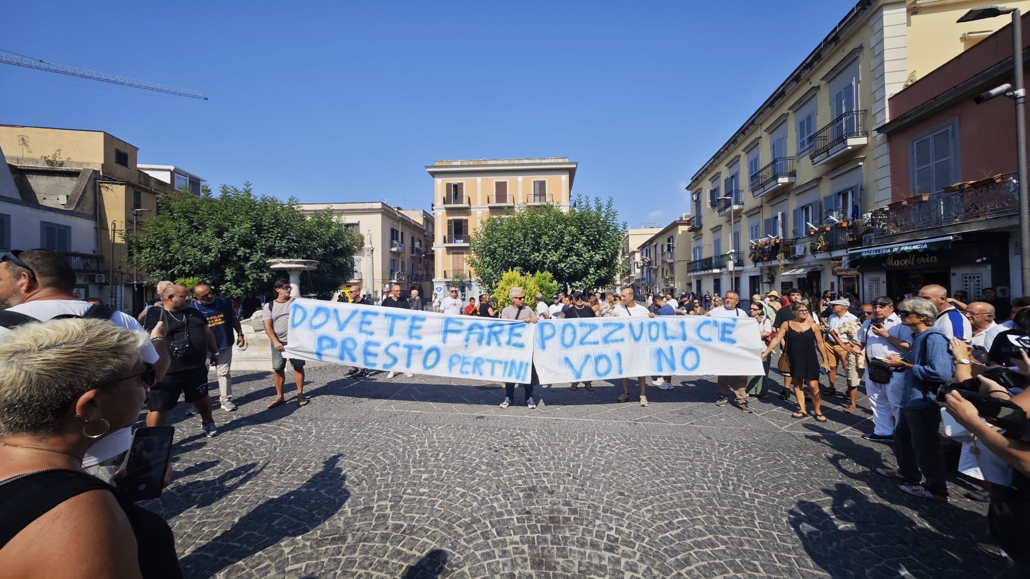 «Dovete fare presto. Pozzuoli c’è, voi no» Iniziata manifestazione in piazza