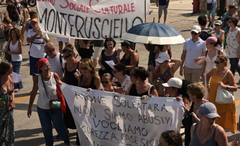 «Al fianco dei cittadini»: sette consiglieri in corteo con i manifestanti a Pozzuoli