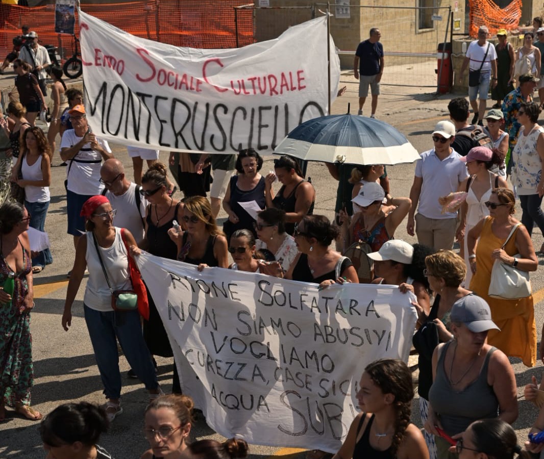«Al fianco dei cittadini»: sette consiglieri in corteo con i manifestanti a Pozzuoli
