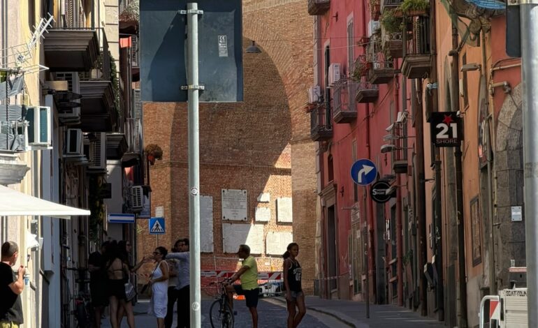 Rischio crolli: chiusa la strada che collega il centro storico di Pozzuoli con la zona alta