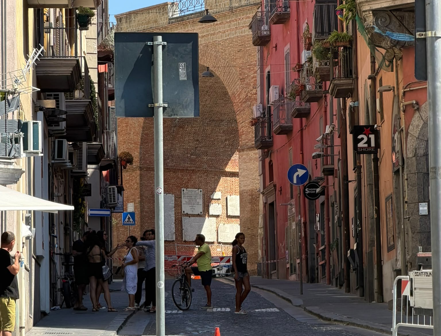 Rischio crolli: chiusa la strada che collega il centro storico di Pozzuoli con la zona alta