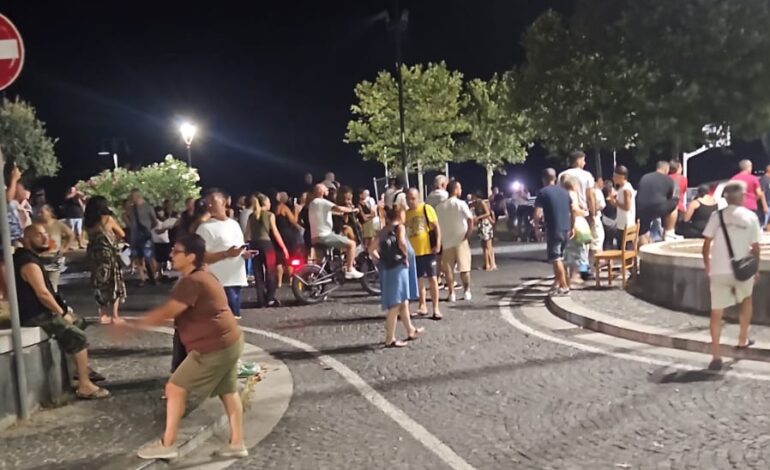 Caos a Pozzuoli, sfollati bloccano le strade – LE FOTO