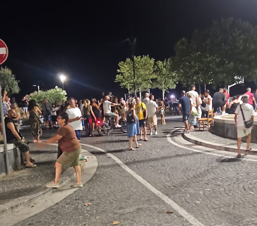 Caos a Pozzuoli, sfollati bloccano le strade – LE FOTO