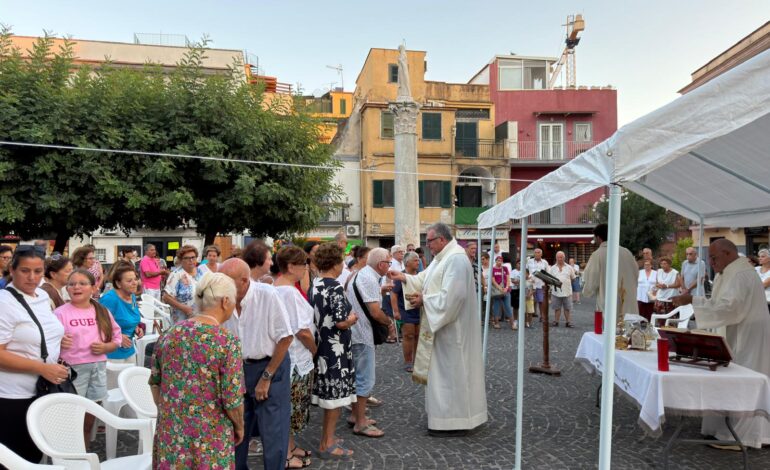 Il Vescovo di Pozzuoli tra gli sfollati: messa in piazza e al Palazzetto di Monterusciello