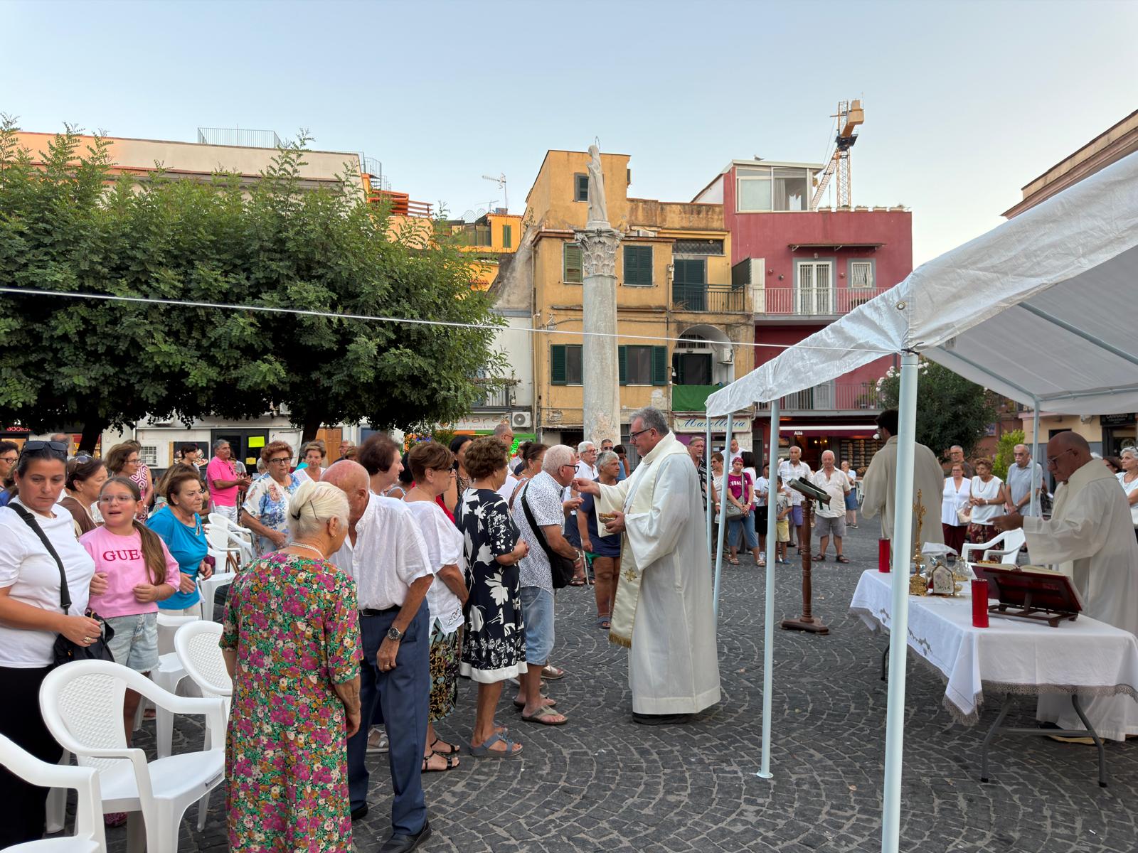Il Vescovo di Pozzuoli tra gli sfollati: messa in piazza e al Palazzetto di Monterusciello