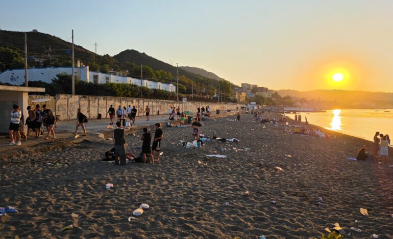 POZZUOLI/ Dopo la notte dei falò tappeto di rifiuti sulla spiaggia di Lucrino
