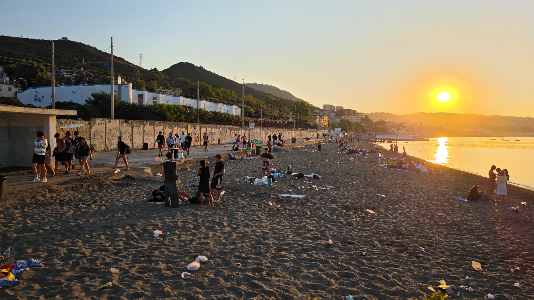 POZZUOLI/ Dopo la notte dei falò tappeto di rifiuti sulla spiaggia di Lucrino