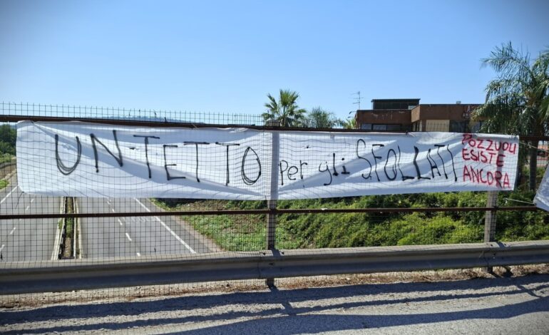 «Un tetto per gli sfollati. Basta sciacallaggio» a Pozzuoli striscioni in tutta la città – LE FOTO