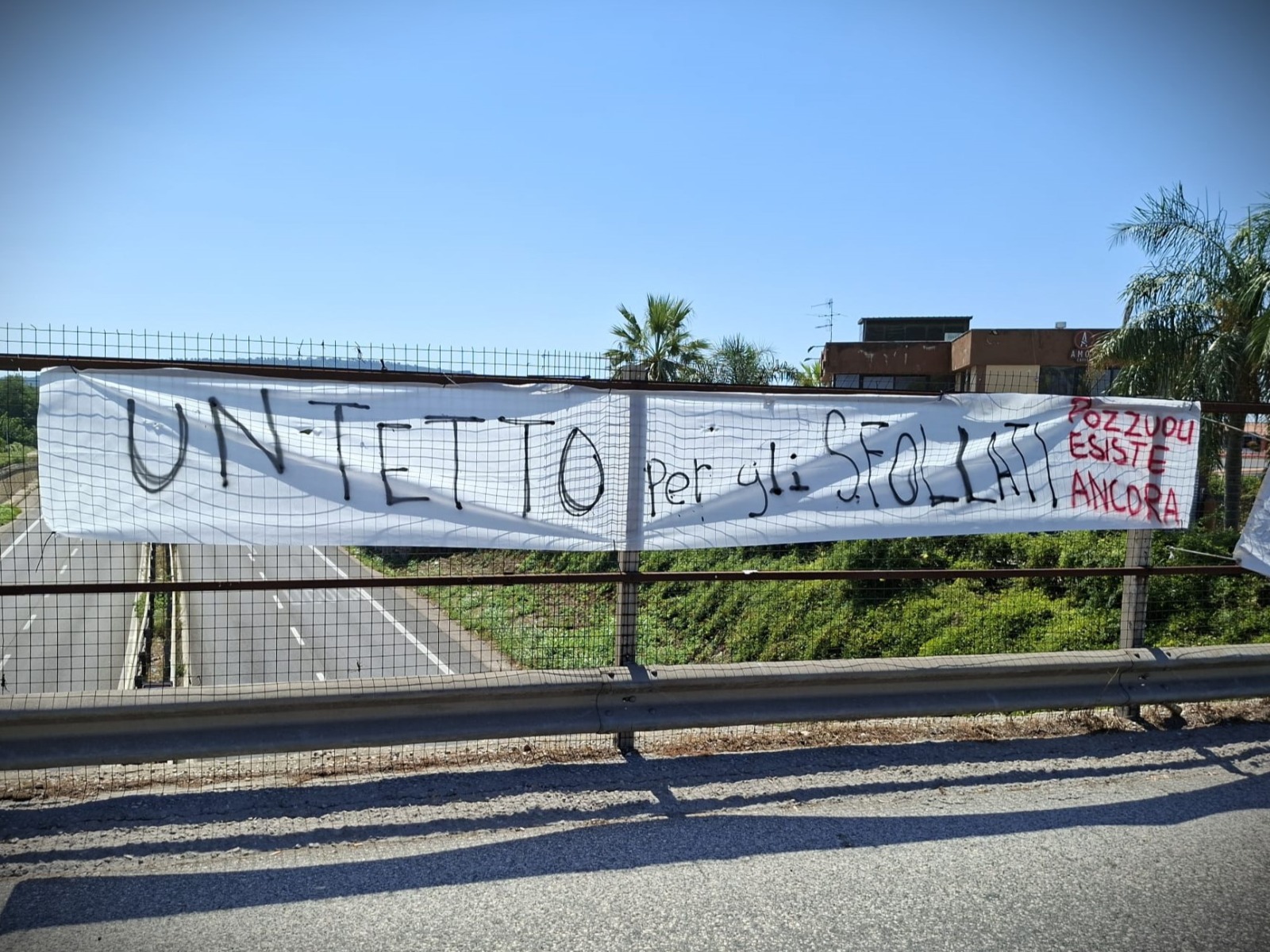 «Un tetto per gli sfollati. Basta sciacallaggio» a Pozzuoli striscioni in tutta la città – LE FOTO