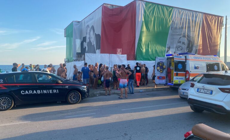 «Si sta masturbando in spiaggia» A Bacoli uomo rischia il linciaggio dai bagnanti