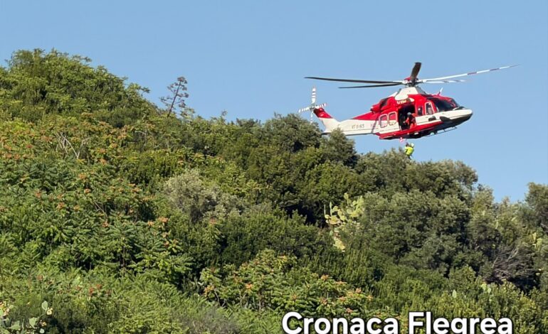 Paura a Bacoli: bagnante resta intrappolato, salvato da un elicottero dei vigili del fuoco – LE FOTO