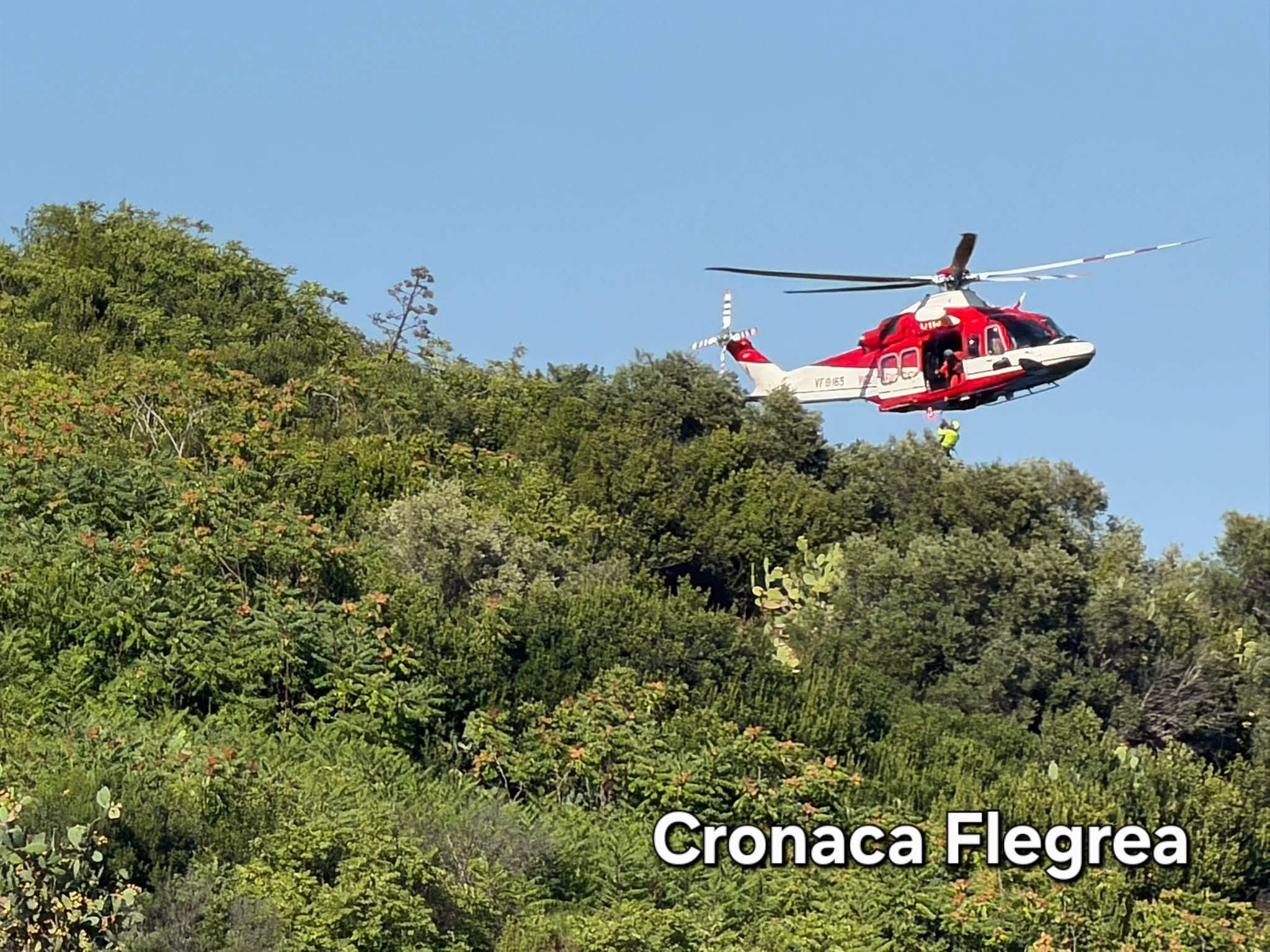 Paura a Bacoli: bagnante resta intrappolato, salvato da un elicottero dei vigili del fuoco – LE FOTO