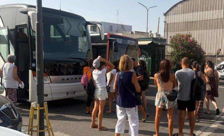 POZZUOLI/ Turisti “scaricati” (abusivamente?) davanti al mercato del pesce: la delibera anti bus fa ancora flop