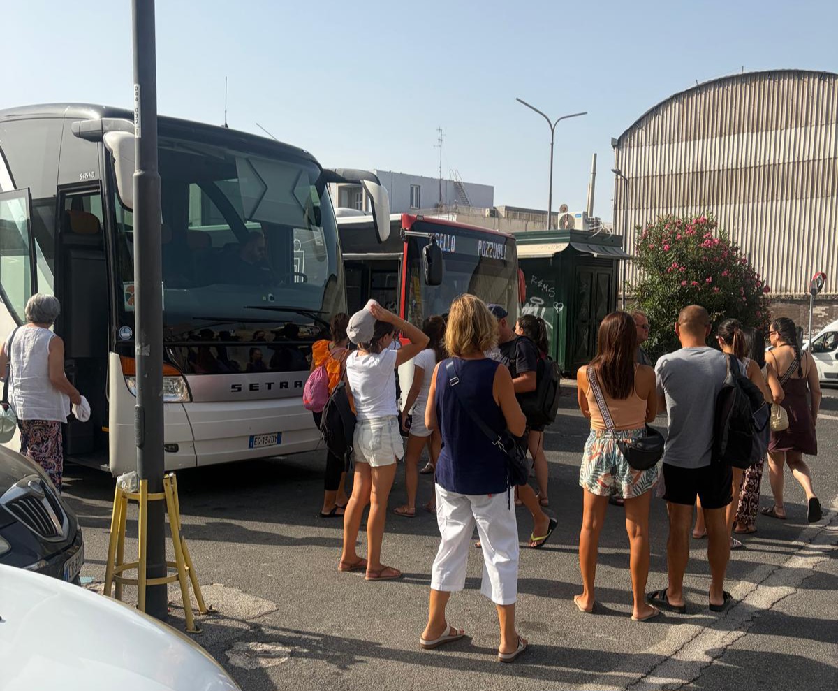 POZZUOLI/ Turisti “scaricati” (abusivamente?) davanti al mercato del pesce: la delibera anti bus fa ancora flop