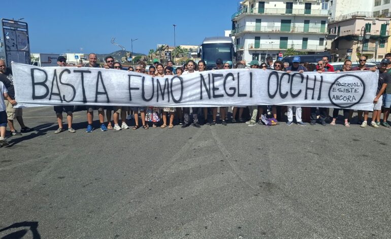 «Basta fumo negli occhi» cittadini di Pozzuoli verso la Prefettura – LE FOTO