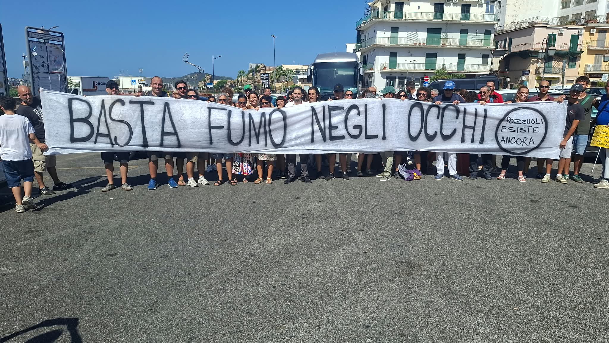 «Basta fumo negli occhi» cittadini di Pozzuoli verso la Prefettura – LE FOTO