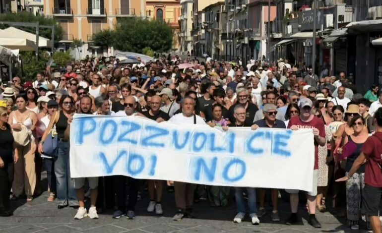 «Pozzuoli c’è voi no» manifestanti in piazza della Repubblica