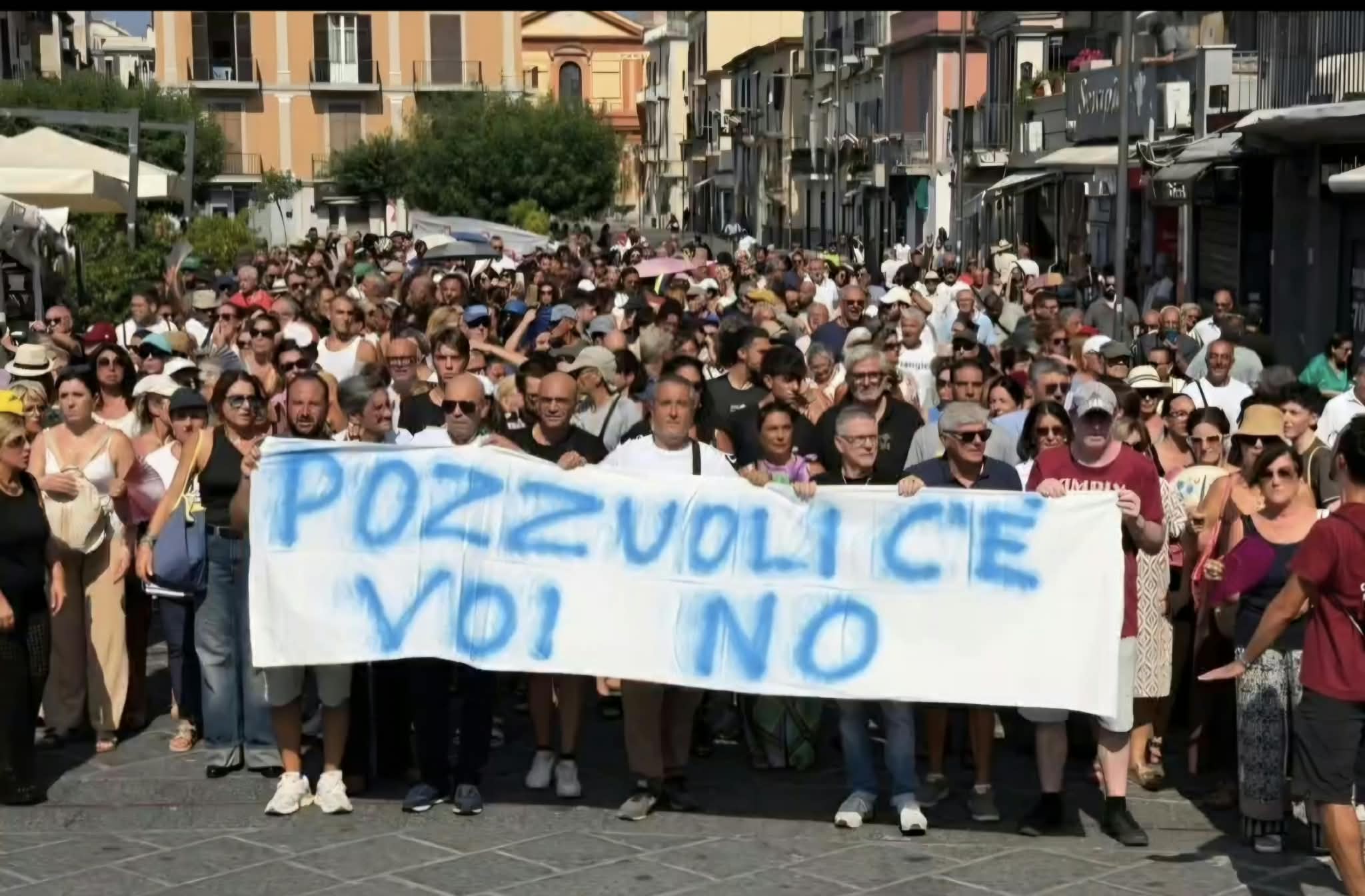 «Pozzuoli c’è voi no» manifestanti in piazza della Repubblica