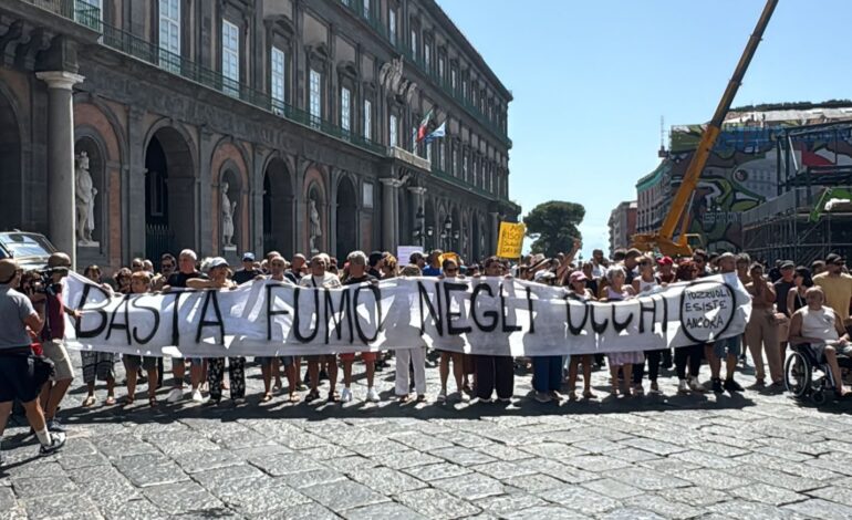 Pozzuoli, manifestanti davanti alla Prefettura. Fischi per il sindaco Manzoni
