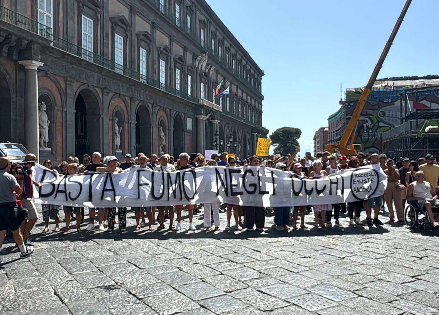 Pozzuoli, manifestanti davanti alla Prefettura. Fischi per il sindaco Manzoni