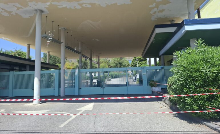 Sciame sismico, danni al “Comprensorio Olivetti”. Evacuata palazzina al centro di Arco Felice – LE FOTO