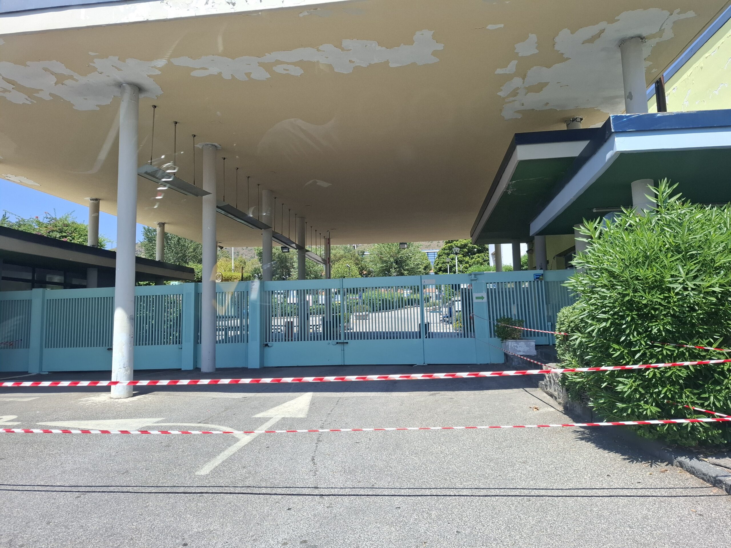 Sciame sismico, danni al “Comprensorio Olivetti”. Evacuata palazzina al centro di Arco Felice – LE FOTO