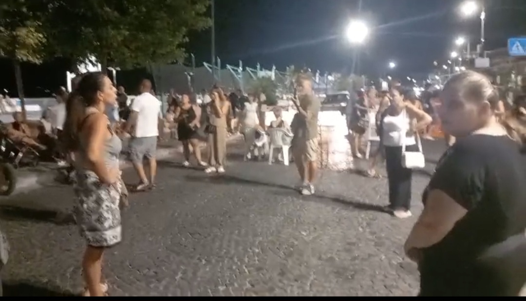 Ancora proteste a Pozzuoli, sfollati bloccano le strade – LE FOTO