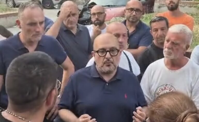 Sangiuliano tra gli sfollati di Pozzuoli «Volevamo dare 12 milioni di aiuti, la giunta Fico non ha voluto»
