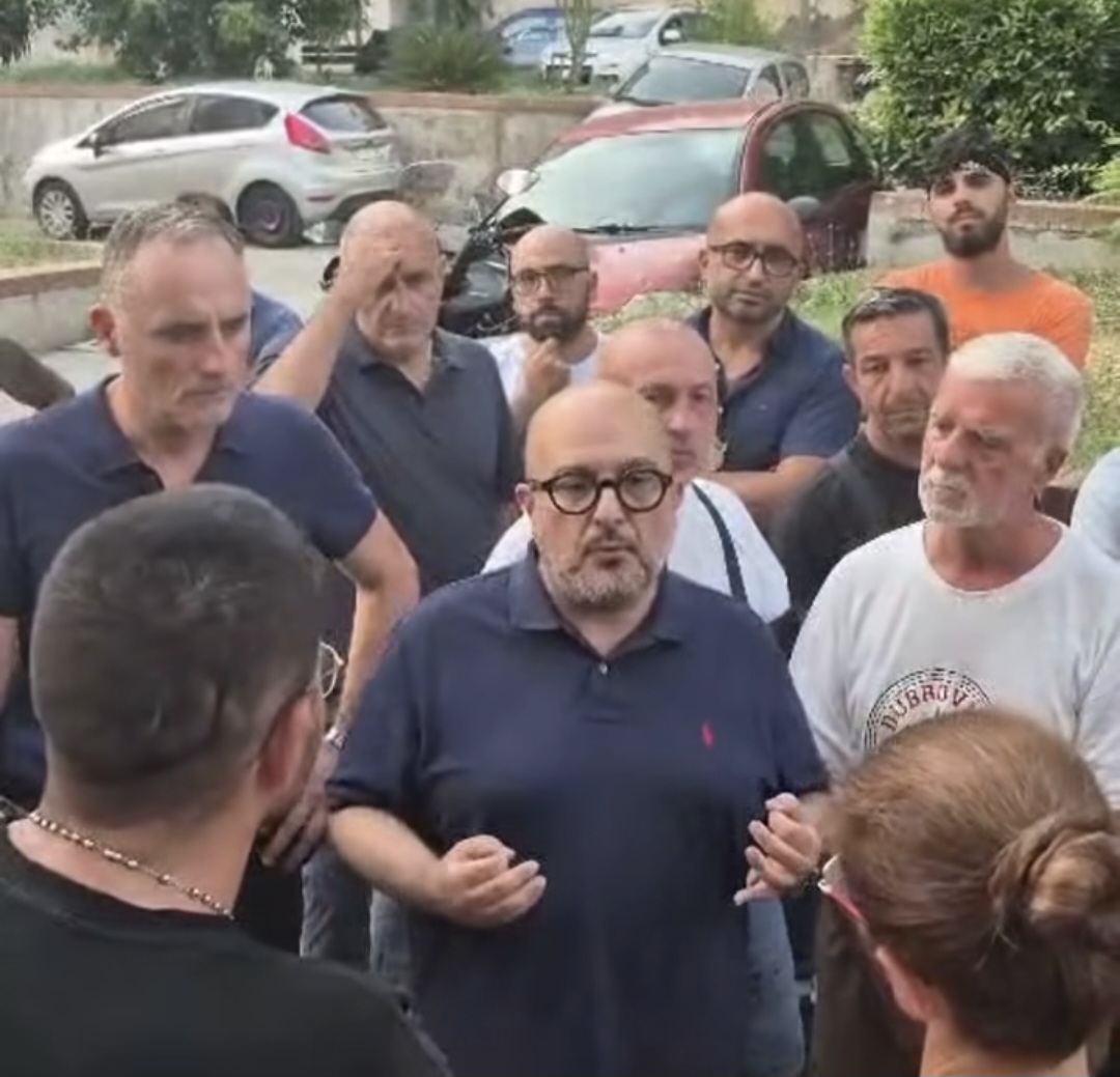 Sangiuliano tra gli sfollati di Pozzuoli «Volevamo dare 12 milioni di aiuti, la giunta Fico non ha voluto»