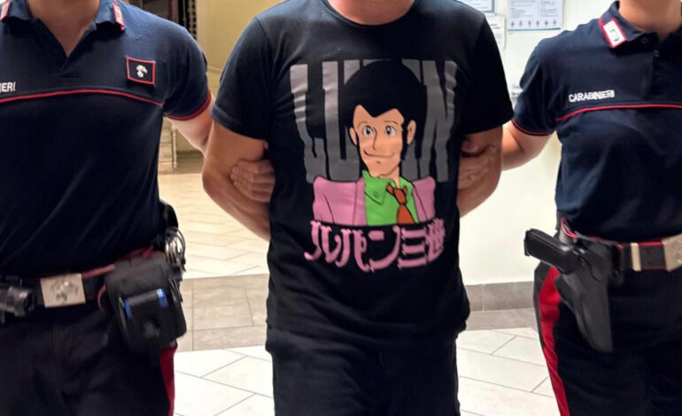 Incastrati dalla maglia di Lupin: ladri di e-bike arrestati dai carabinieri